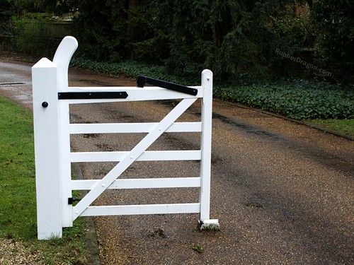 Широкие распашные ворота загородного участка с проездом для грузовой техники