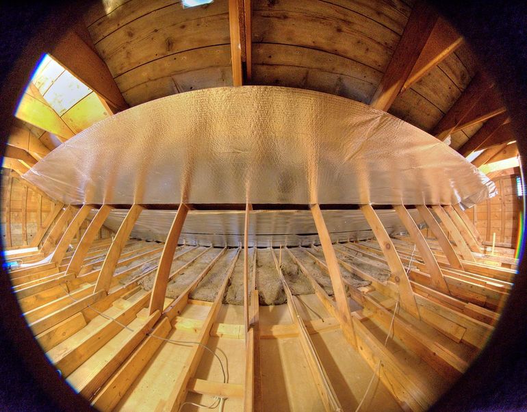 Утеплитель в каркасе стены на этапе строительства дома