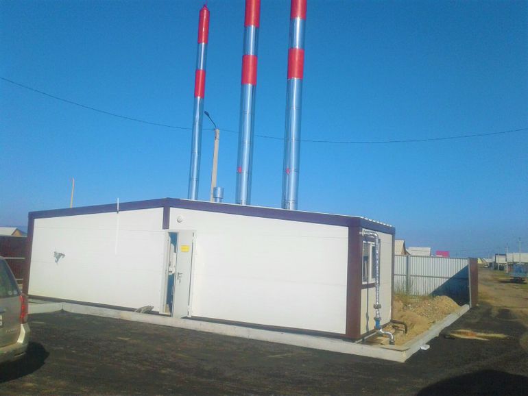 Котельная с газовым котлом и трубами обвязки в частном доме