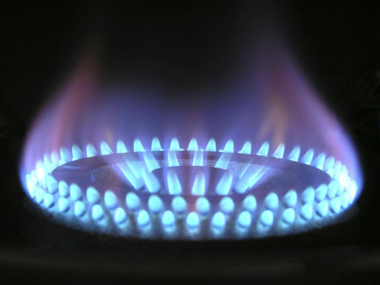 Синее пламя газовой горелки в момент работы котла