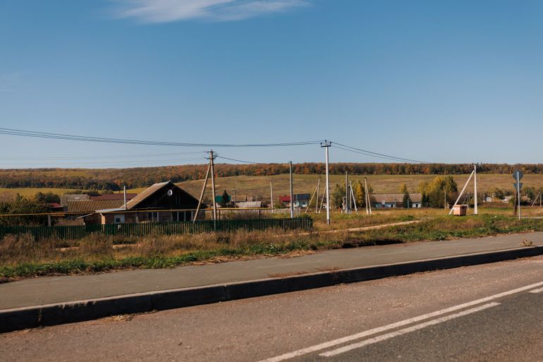 Сельские поля с воздушными линиями электропередачи — длинный провод от трансформатора до дома
