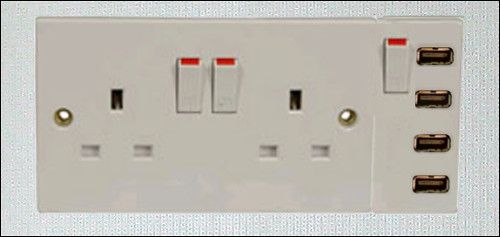 Встроенная в стену розетка с USB-портами для зарядки устройств