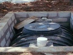 Подземный септик в грунте рядом с домом на загородном участке