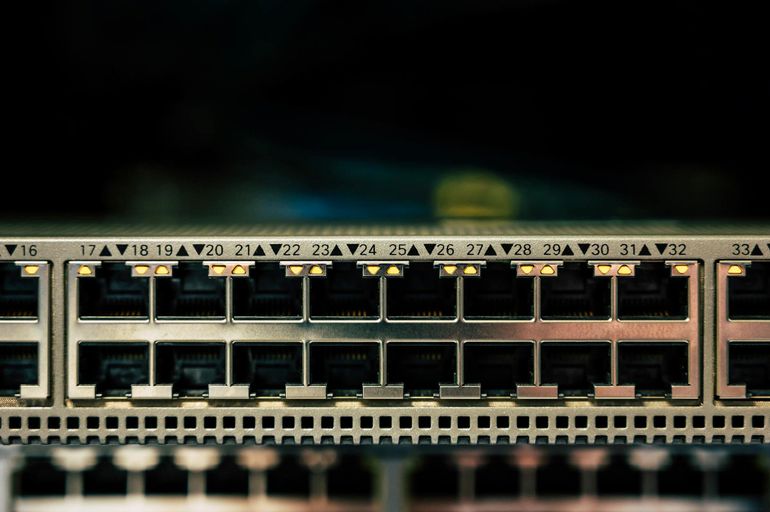 Сетевой коммутатор с множеством Ethernet-портов и индикаторами для разводки интернета по дому