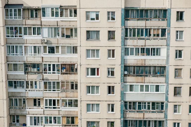 Фасад жилого дома с близко расположенными окнами соседних квартир