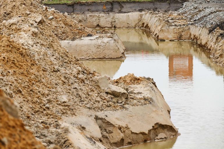Котлован в глинистом грунте со скопившейся водой на дне