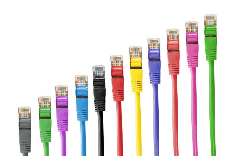 Сетевые кабели RJ45 подключены к патч-панели для домашней слаботочной сети