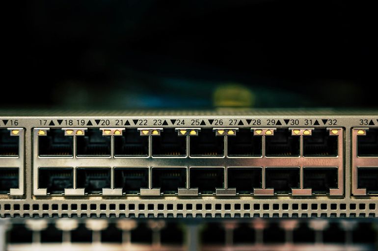 Сетевой коммутатор с множеством Ethernet-портов и индикаторами для разводки интернета по дому