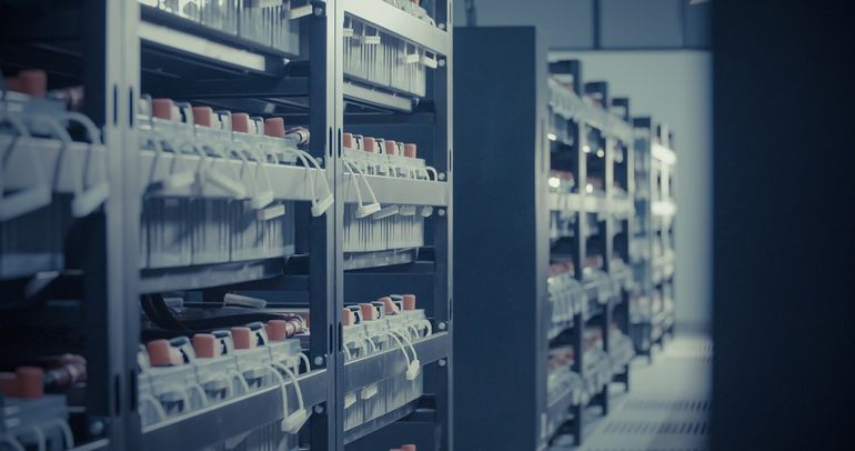 Стеллаж аккумуляторных батарей в техническом помещении системы резервного питания