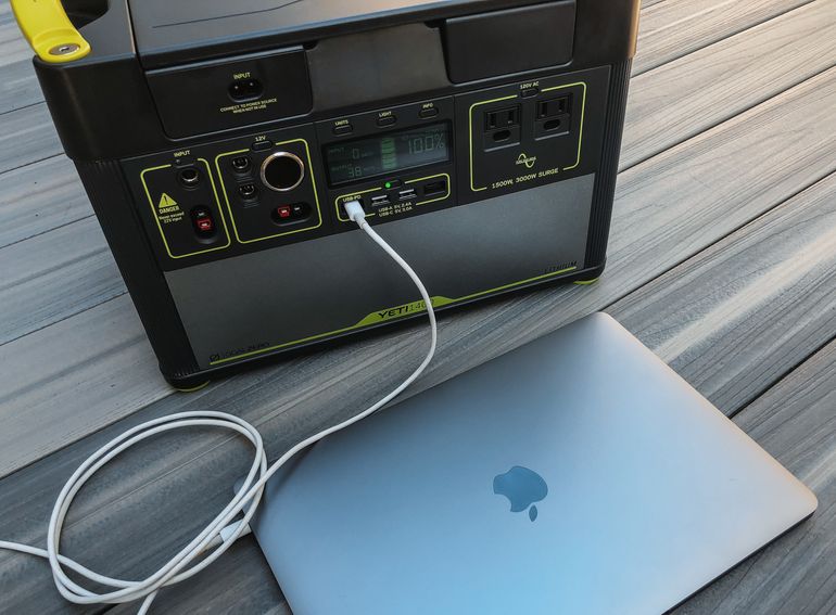 Портативная литиевая станция Goal Zero Yeti с подключённым через USB-C ноутбуком