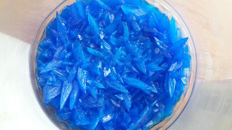 Синие кристаллы медного купороса крупным планом для приготовления раствора