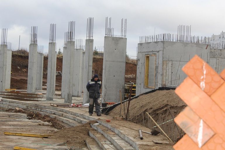 Стройплощадка частного дома на этапе устройства основания