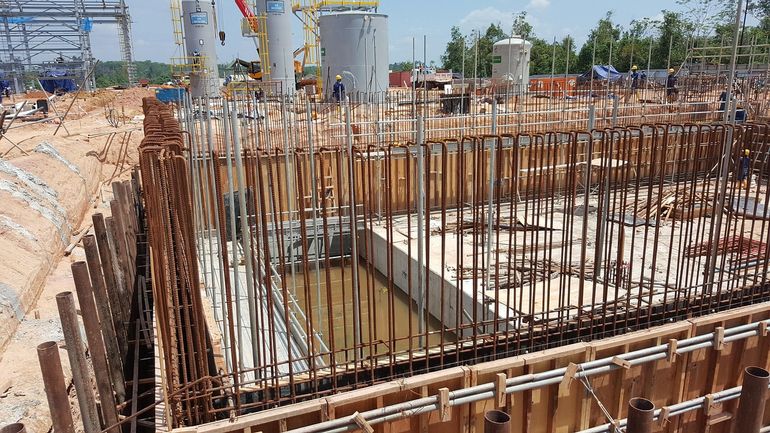 Армирование ленточного фундамента под стены из газобетона на стройплощадке