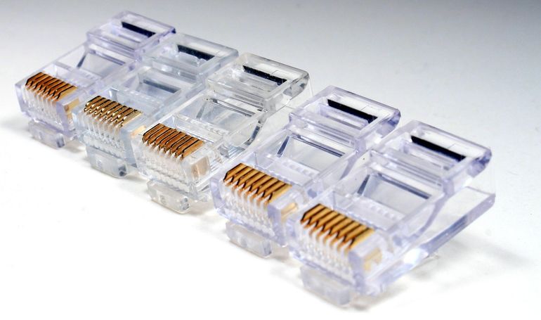Сетевой адаптер с разъёмом RJ-45 для интернет-розетки в комнате