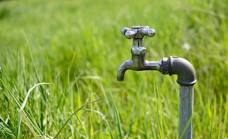 Садовый кран с водой — точка старта капельной разводки на участке