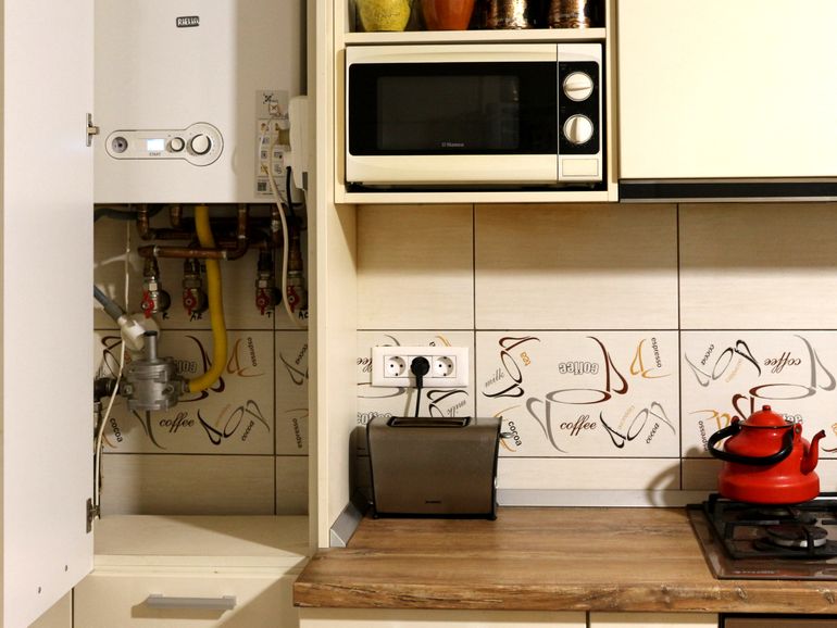 Настенный газовый котёл в кухне частного дома