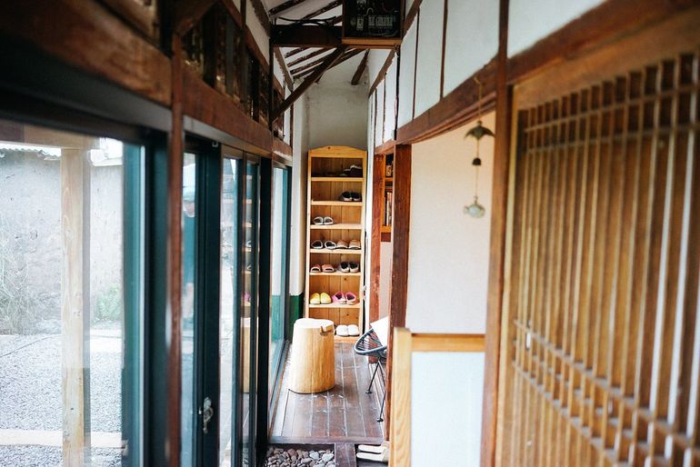 Деревянная открытая полка для обуви с парами на разных уровнях