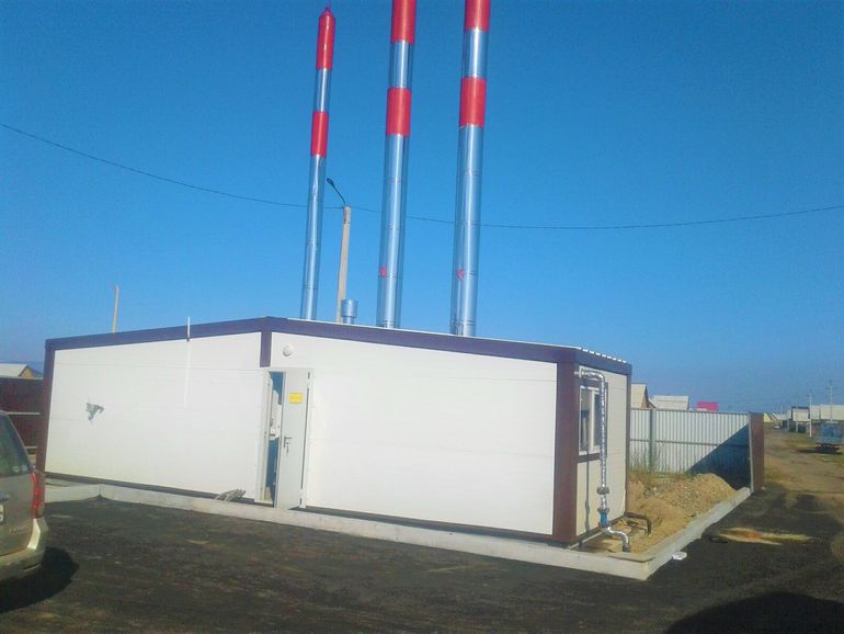 Котельная с газовым котлом и трубами обвязки в частном доме