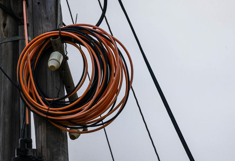 Скрутка изолированных проводов на деревянной опоре линии воздушного ввода к дому
