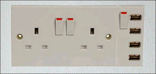 Встроенная в стену розетка с USB-портами для зарядки устройств