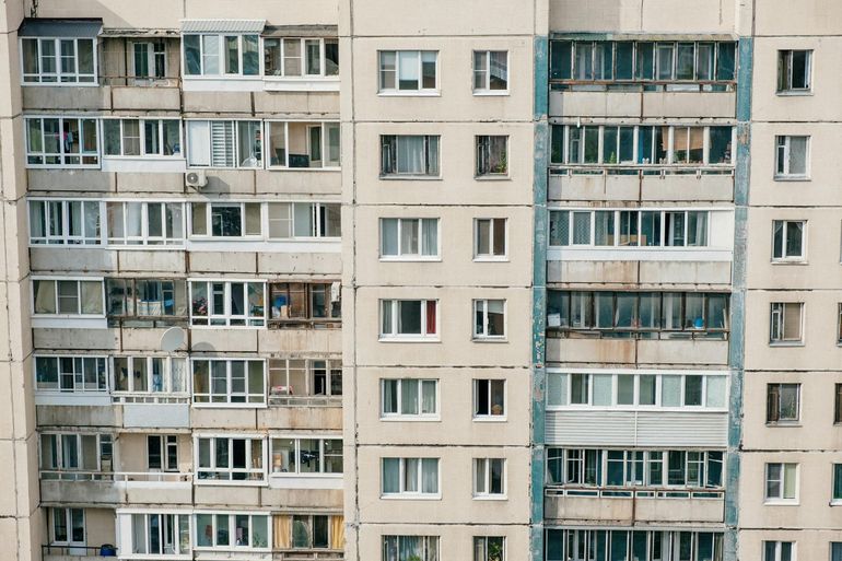 Фасад жилого дома с близко расположенными окнами соседних квартир