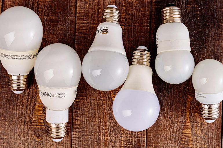 Несколько LED-ламп разной формы на деревянной поверхности