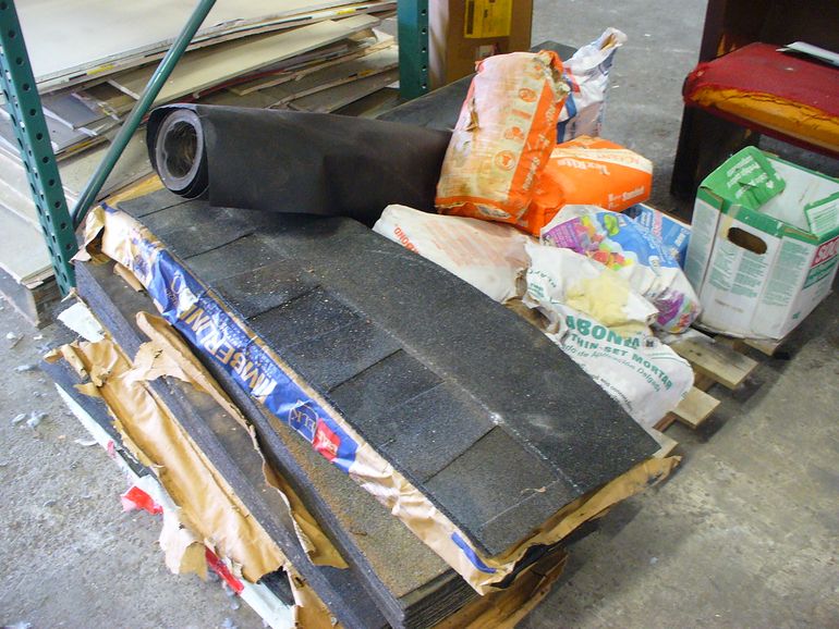 Рулон строительной мембраны на кровельно-фасадном основании перед раскаткой по утеплителю