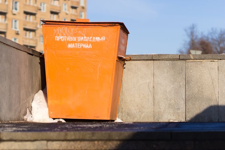 Ведро с антигололёдным реагентом для посыпки зимних дорожек и ступеней