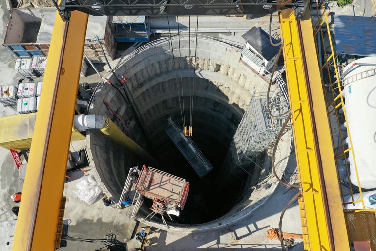 Буровая установка на участке во время обустройства скважины для забора воды