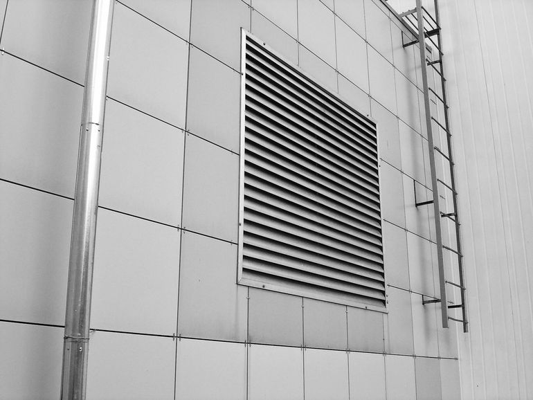 Крупный план наружной стены здания с вентиляционным элементом фасада