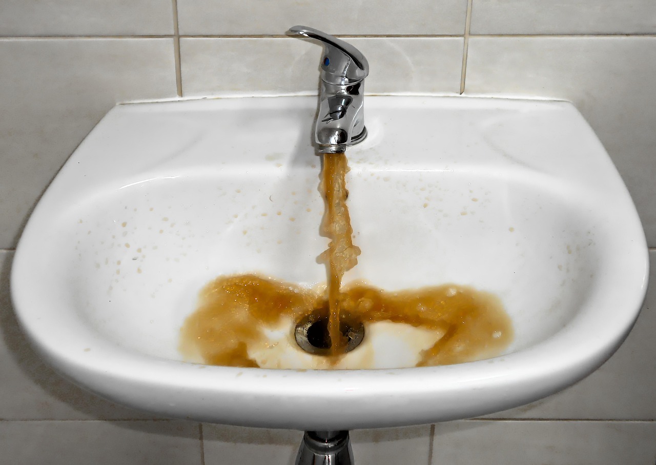 Почему из крана в частном доме идет грязная вода