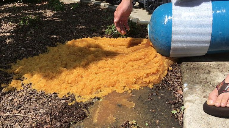 Гранулы ионообменной смолы внутри бака умягчителя воды