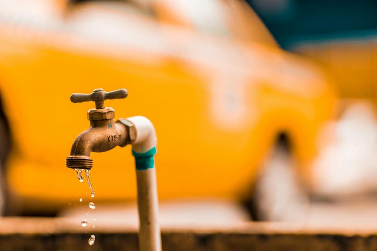 Протекающая труба с подтёками воды на стыке соединения