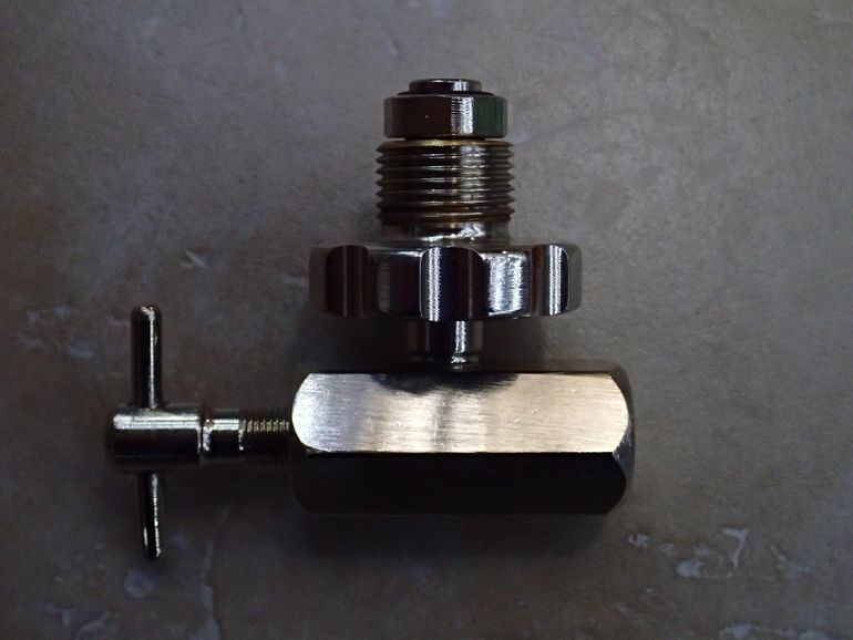 Латунный клапан стравливания воздуха крупным планом на соединении трубопровода
