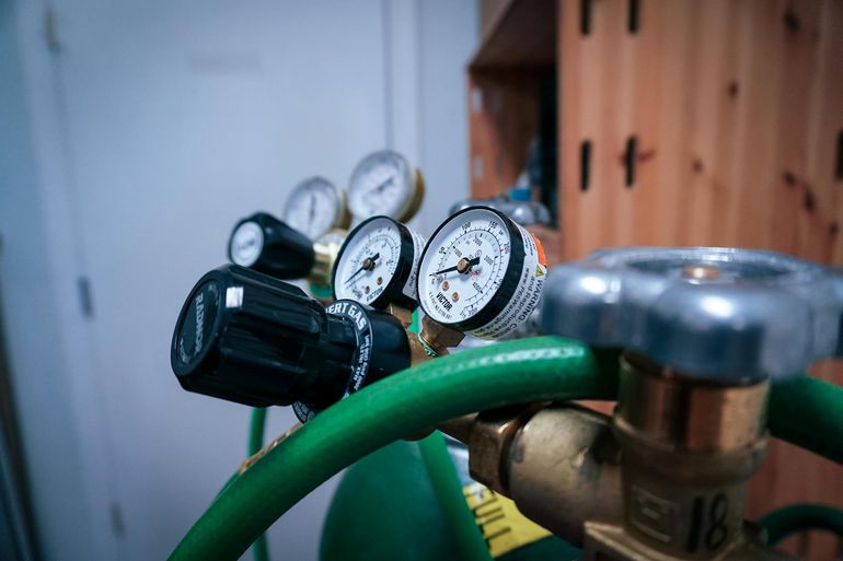 Манометры давления газа на оборудовании котельной с трубопроводами