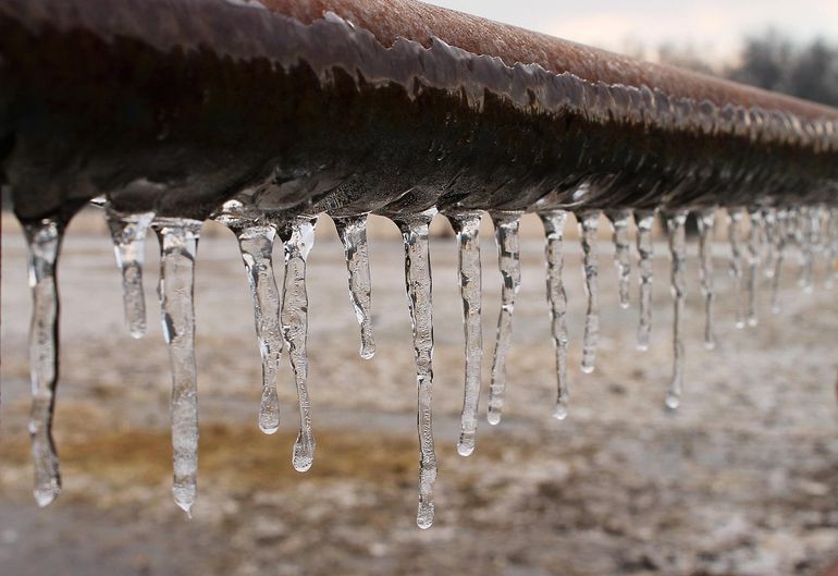 Замёрзшая вода и наросты льда как символ разморозки системы отопления