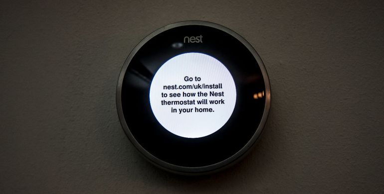 Настенный термостат Nest для управления отоплением в частном доме