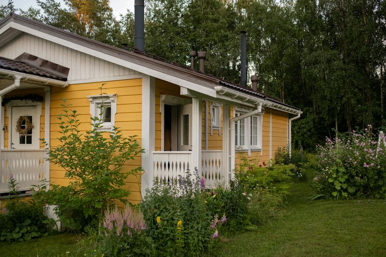 Загородный дом с садом — типичная дача с периодическим прогревом