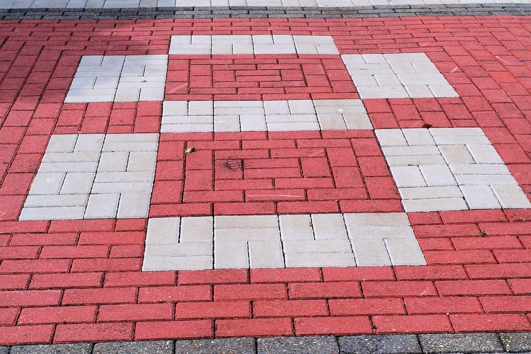 Парковка и подъезд для машины из плитки на участке: чем отличается от пешеходной дорожки