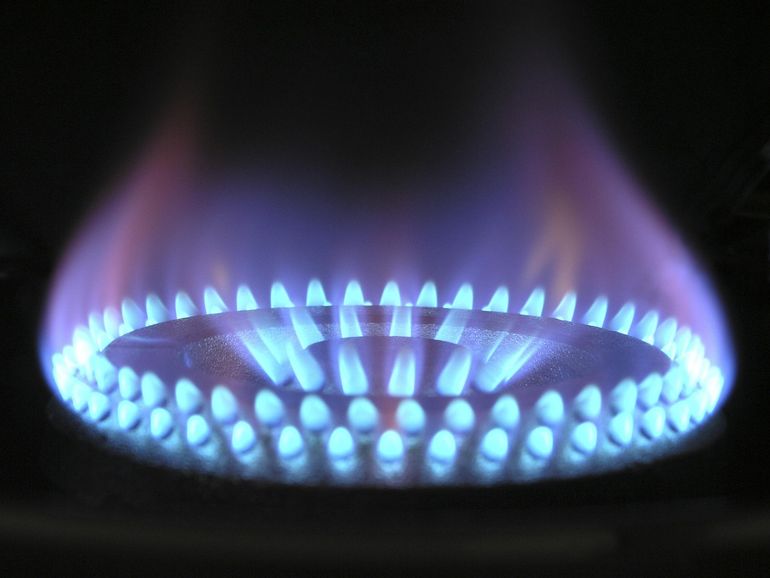 Автоцистерна для перевозки сжиженного газа на дороге участка