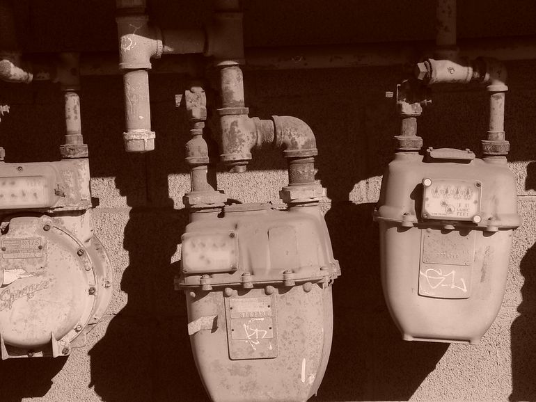 Газовые счётчики на стене учитывают расход газа в частном доме