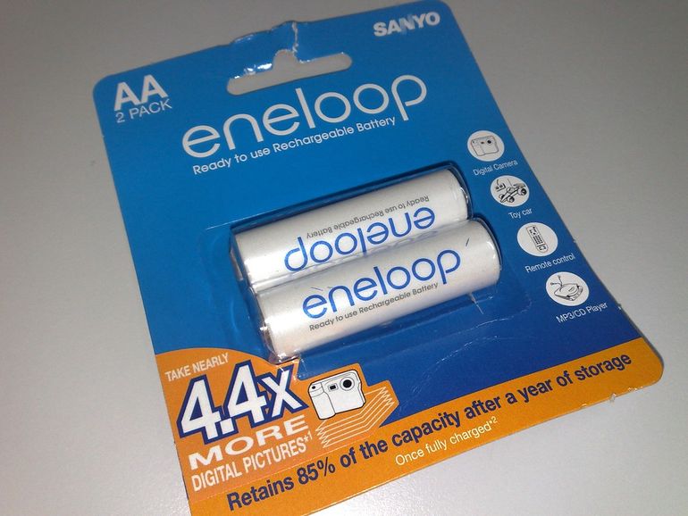 Пальчиковый аккумулятор Eneloop крупным планом, типичный Ni-MH элемент для садового светильника