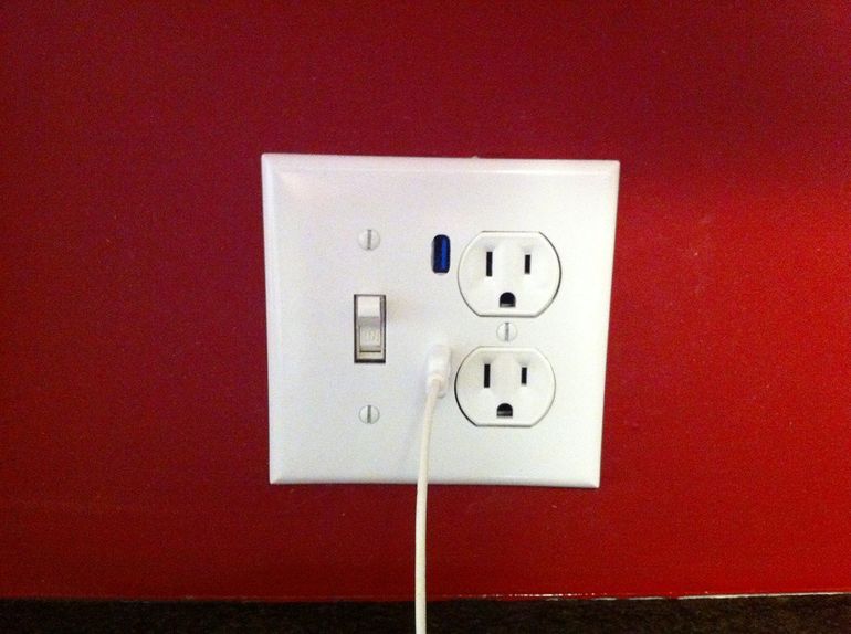 Установленная настенная розетка с USB-разъёмами после самостоятельного монтажа в стене