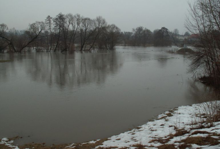 Весеннее таяние снега и разлив воды по берегам реки