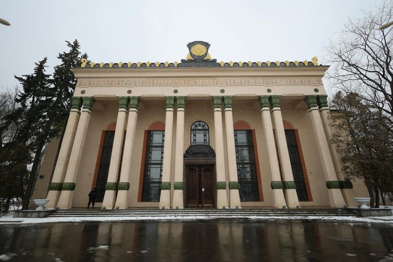Классический фасад с колоннами как символ судебного разбирательства по забору