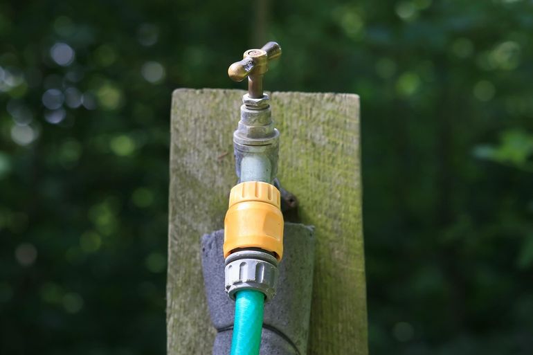 Латунный коннектор для садового шланга крупным планом на резьбовом соединении