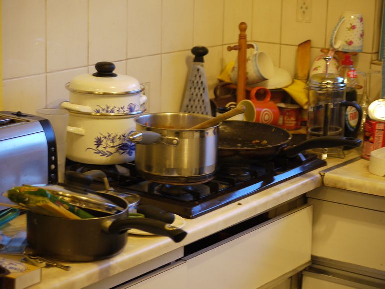 Кухонная зона с бытовыми приборами — самая энергоёмкая группа потребителей в доме