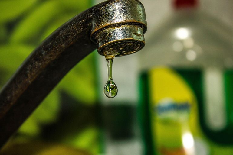 Капля воды на кране — символ работы сантехнической системы дома