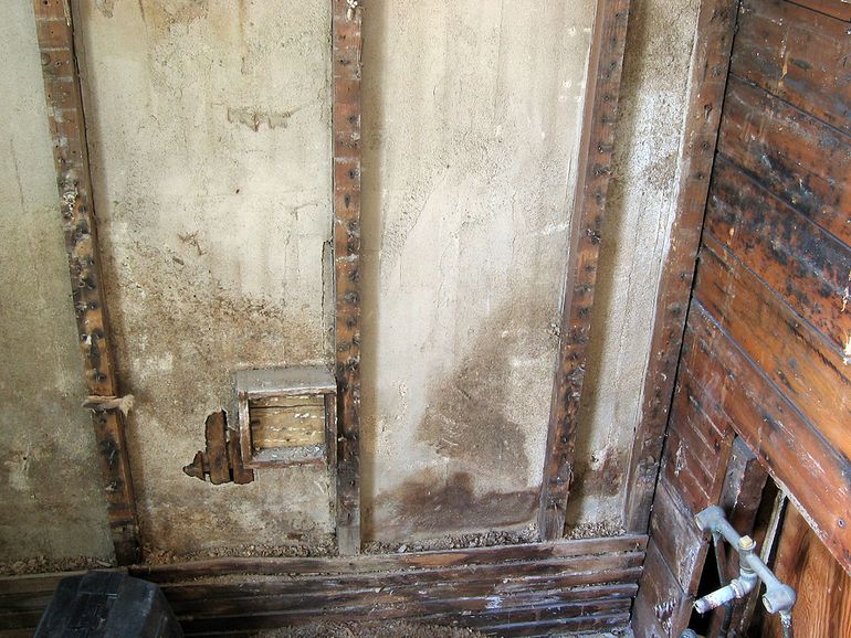 Открытая разводка канализационных труб в стене санузла при ремонте