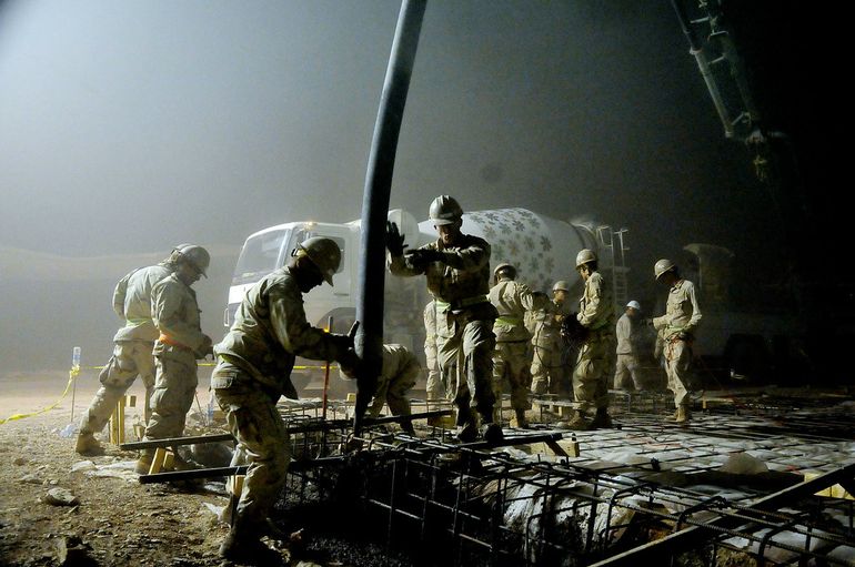 Бетононасос заливает бетонную смесь в опалубку фундамента на стройплощадке